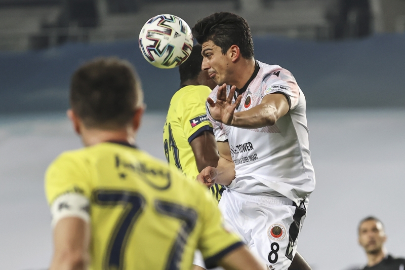 <p><b>SERDAR AZİZ'E TEPKİ</b><br></p><p>Serdar'ın bu golü sonrası sarı-lacivertli taraftarlar yıldız isme tepki gösterdi. Öte yandan Gençlerbirliği, Fenerbahçe karşısında ilk yarıda şut atmadan gol attı.</p>