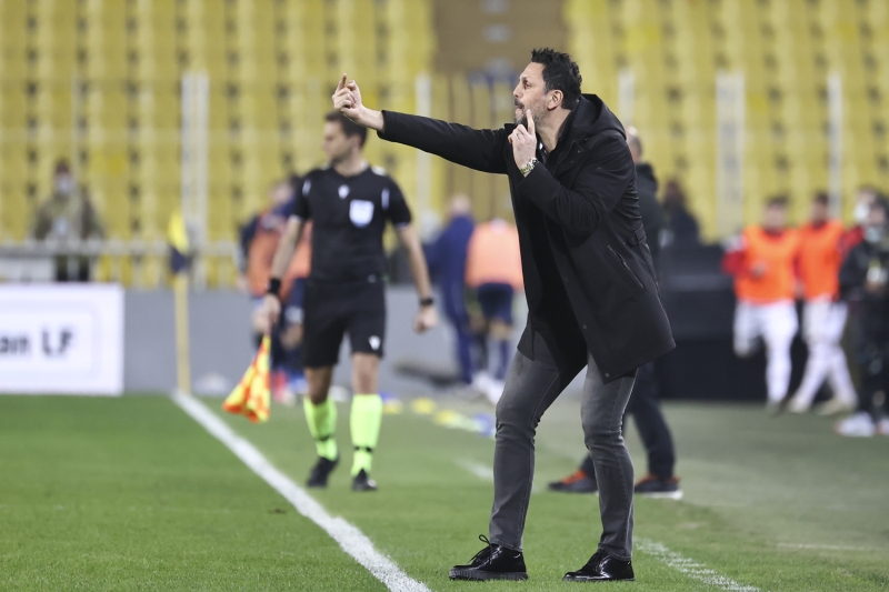 <p>Bu sezon Fenerbahçe formasıyla ilk golünü Gençlerbirliği'ne karşı kaydeden Novak, 35'inci dakikada takımını 1-0 öne geçirdi. Fenerbahçe'nin gol sevinci kısa sürerken sol kanattan gelişen Gençlerbirliği atağında, ceza sahasına gelen ortayı uzaklaştırmak isteyen Serdar Aziz, topu kendi ağlarına gönderdi.</p>