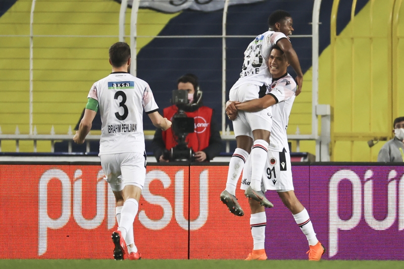 <p>Sosyal medyada birçok taraftar genç teknik adamın başarısız olduğunu ve takımın başından alınması gerektiği yönünde paylaşımda bulunurken bir mesaj da Serhat Akın'dan geldi.<br></p>