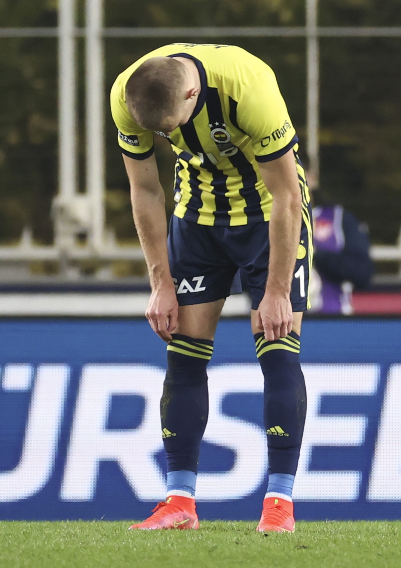 <p>'Göztepe, Antalya ve Gençlerbirliği'ne kendi evinde yenil ve halen 'şampiyon olacağız' de. Bırakın bu işleri, bugün de gönderilmezse sene sonu daha farklı isimler gider bence...' sözleriyle Bulut'un gönderilmesi gerektiğini belirtti.<br></p>