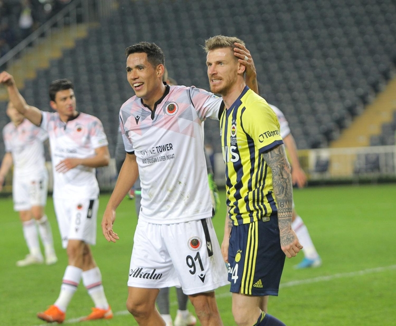 <p>Maçta 1-0 öne geçen Erol Bulut, sakatlanan Gökhan Gönül'ü erken değiştirmeyince, Gençlerbirliği sol kanattan geliştirdiği atak ve Serdar Aziz'in ters vuruşuyla beraberliği sağladı.</p>