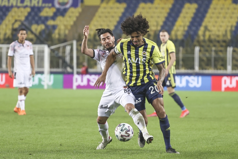 <p><b>BÜYÜK BOŞLUKLAR OLUŞTU</b><br></p><p><br></p><p>Gol atmak için Bulut, Samatta'nın yerine Cisse'yi sahaya sürdü, Mert Hakan'ı çıkardı. Orta saha 33'lük Gustavo ve 35'lik Sosa'ya kaldı. </p>