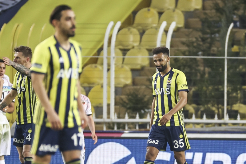 <p>57'de sol bek Novak'ın yerine İrfan Can, Thiam'ın yerine Samatta girdi. Novak çıkınca 3'lü savunmanın sağında Nazım oynadı. Orta sahanın direnci düştü ve kanatlarda büyük boşluklar oldu. </p>