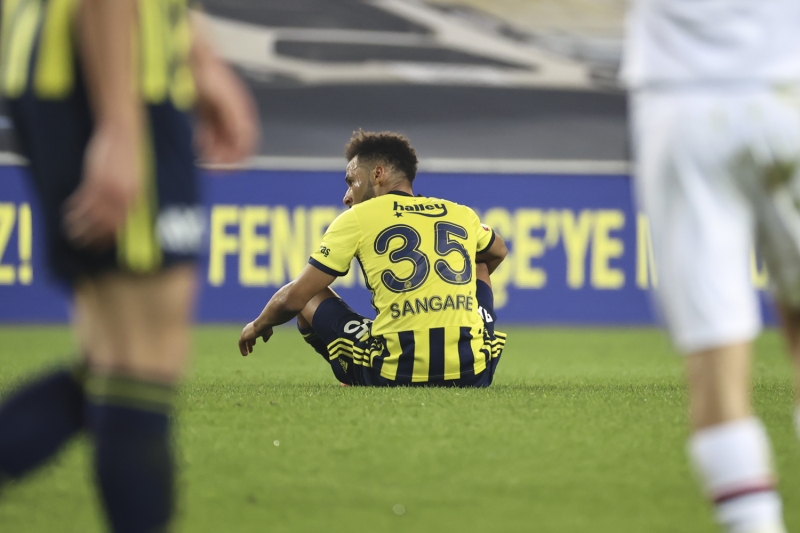 <p>Bu sezon öne geçtiği 15 maçın 15'ini bundan önce kazanan Kanarya'nın bu serisi sona ererken, şampiyonluk yarışında beklenmeyen bir  kayıp yaşandı.</p><p><br></p><p>Fanatik</p>