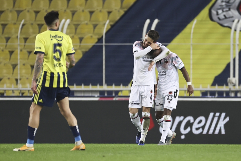 <p>Düzensiz ve plansız hücum eden rakibine karşı Gençler biraz dikkatli olsa, bulduğu en az 3 net gol pozisyonundan yararlanabilirdi. </p>