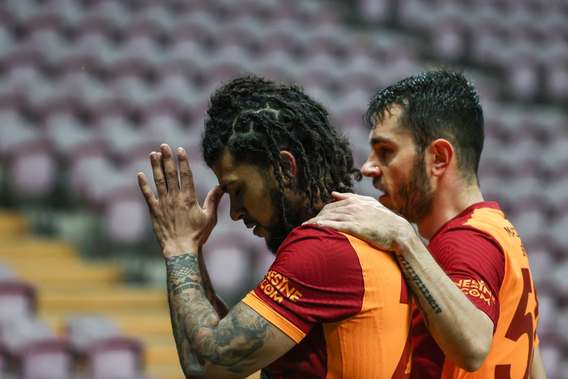 <p>'Galatasaray'n ilk golnde faul var'</p><p>'Galatasaray'n ilk golnde Luyindama faul yapyor. Bu goln iptali gerekir ama VAR asndan karlacak bir pozisyon deil. VAR'n karmamas doru ama hakemin bunu iptal etmesi lazmd.'</p>