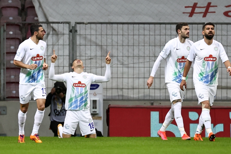 <p>'Rizespor'un ilk golnde Galatasaray'n att ta yanl atlm, Rizespor'a vermesi gerekirdi at ve bunun avantaj yok.'</p>