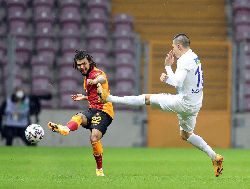 <p><b>'VAR LE KONUMAYA BALADI'</b><br></p><p><br></p><p>Yedlin'in ikinci sar kartna bakalm. Pozisyon ceza alannn dnda... Peki sar kart doru mu ona bakalm. Umut vadeden bir atak m? Deil. Volkan Bayarslan da sar kart bu yzden vermedi. Ama sonra baraj ayarlarken, VAR ile konumaya balad. VAR'dan fauln yerini rendi.</p>