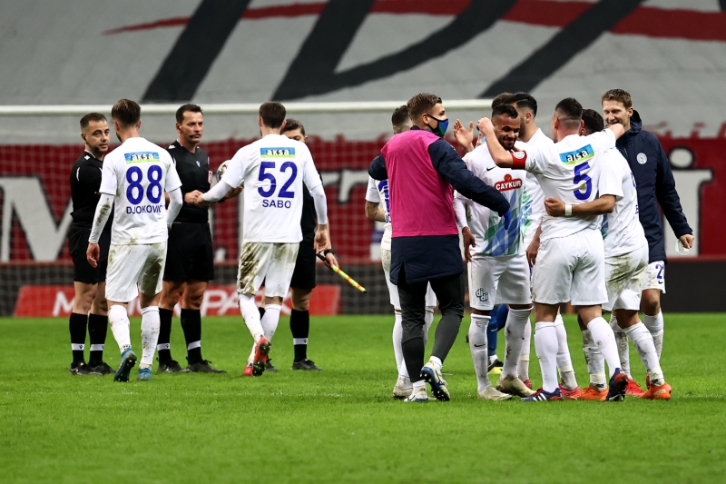 <p><b>'SEZONUN EN HATALI KARARI'</b><br></p><p><br></p><p>'Sezonun en hatal kararna tank olduk. VAR asla ikinci sar karta mdahale etmez. 95 saniye sonra zaten mdahale etmez. VAR ile konuuyor hakem burada. Protokolle oynuyorlar. Protokol msaade etmemesine ramen ikinci sar kart verdiriyor. Tam 95 saniye sonra... Ve yzde 100 bir sar kart da deil.'</p>