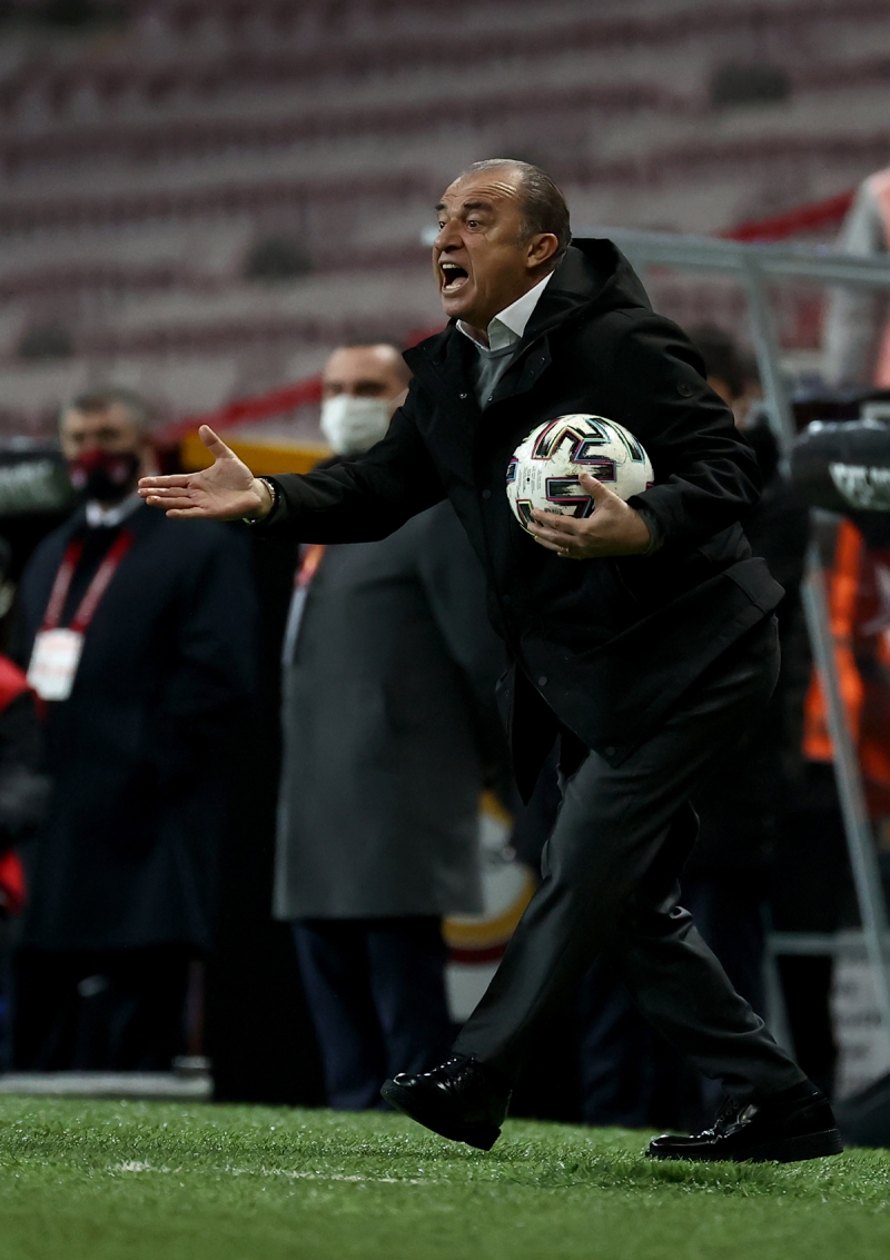 <p><b>'FATH TERM ATILMALIYDI'</b><br></p><p><br></p><p>'Bir teknik direktr rakip takmn blgesine atmac ekilde giderse bu krmz kart olur. 'atmac' ifadesi kural kitabnda yazar. Bunu ben sylemiyorum. Fatih hocann minimum 2. sar karttan atlmas gerekirdi.'</p>