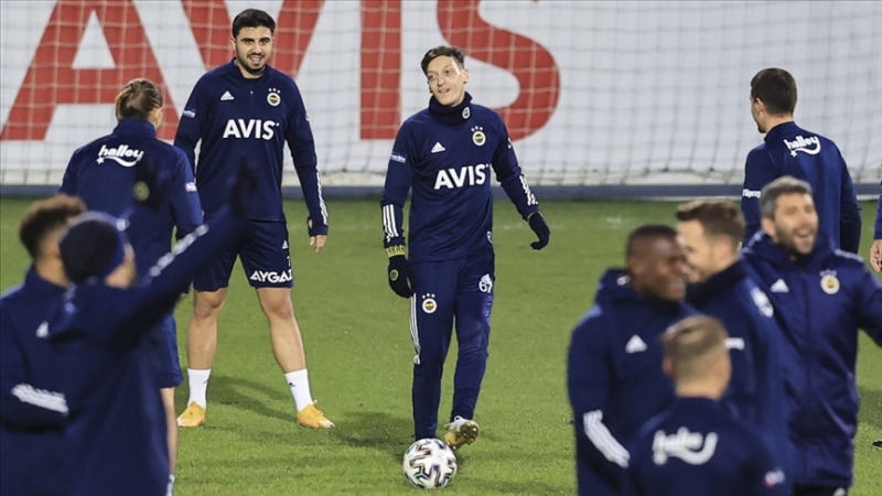 <p><b>SARI-LACİVERTLİLERDE 2 SAKAT 1 BELİRSİZ</b></p><p><br></p><p>Fenerbahçe'de Beşiktaş derbisi öncesinde 2 sakat oyuncunun yanı sıra 1 kişinin ise durumu belirsizliğini koruyor. </p>