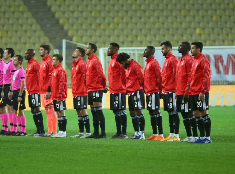 <p>Mevcut puan durumunda iki maç eksikle Galatasaray'ın 2, bir maç eksikle Fenerbahçe'nin 5 puan önünde olan Sergen Yalçın'ın öğrencileri yendiği takdirde farkı Fenerbahçe ile 8'e, Galatasaray'la da 5'e çıkartarak çok büyük avantaj sağlayacak. Beşiktaş, rakiplerinin BAY olduğu haftalarda kazanırsa puan farkını daha da açmış olacak.</p>