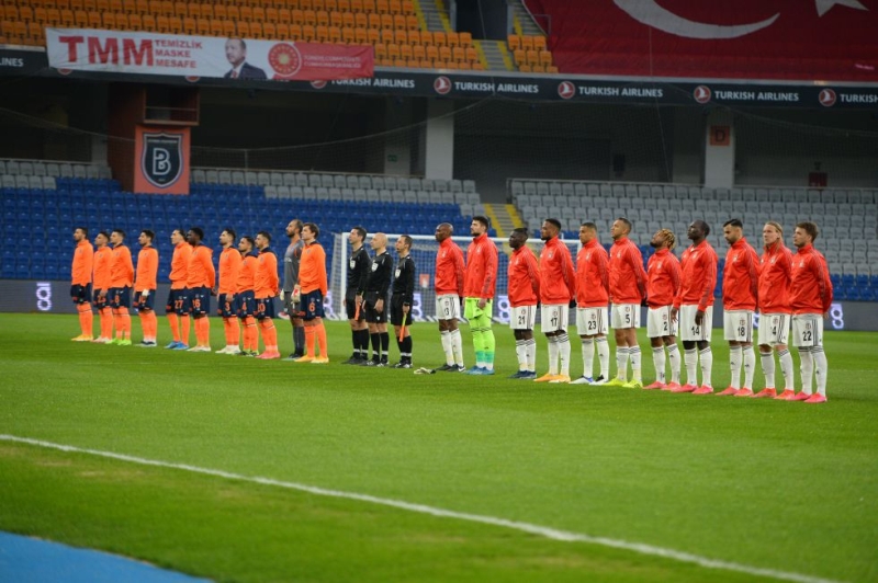 <p>Küçük dokunuşlar haricinde onbirde değişiklikler yapmayan tecrübeli teknik adamın, Fenerbahçe karşısına da ligde 3-2 kazanılan Medipol Başakşehir maçının kadrosuyla çıkması çok yüksek ihtimal.</p>