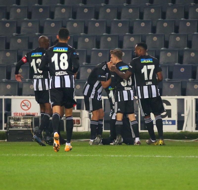 <p>Beşiktaş, Fenerbahçe'yi ilk devrede Kadıköy'de 4-3 yendiği için Dolmabahçe'de kazanamasa bile beraberlik halinde ciddi bir avantaj sağlayacak. Siyah beyazlılar Galatasaray'ı da ilk devrede 2-0 ile geçmişti.</p>