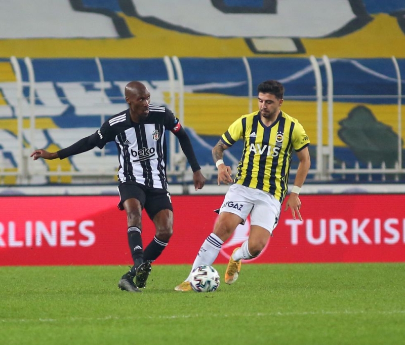 <p>Siyah beyazlılar skor avantajını yakalasa bile, diğer maçlarda olduğu gibi tamamen kendi ceza sahası önüne çekilmeyip orta sahada yoğun prese devam edecek.</p>