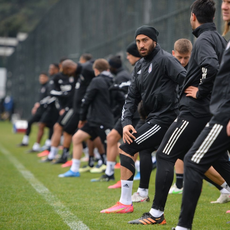 <p>Bu arada bir ay süren sakatlığını atlatan Cenk Tosun, maç kadrosuna dahil olacak ve Sergen Yalçın'ın şans vermesi halinde oyunun son bölümünde görev imkanı yakalayacak.</p>