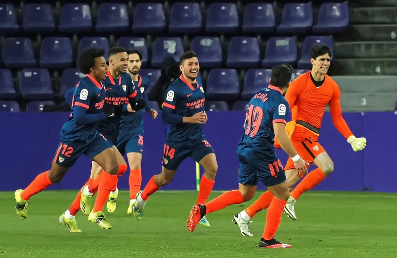 <p>Maçın uzatma dakikalarında kullanılan kornerde top önünde bulan Faslı kaleci, topu ağlara gönderdi ve durumu 1-1'e getirdi.</p>