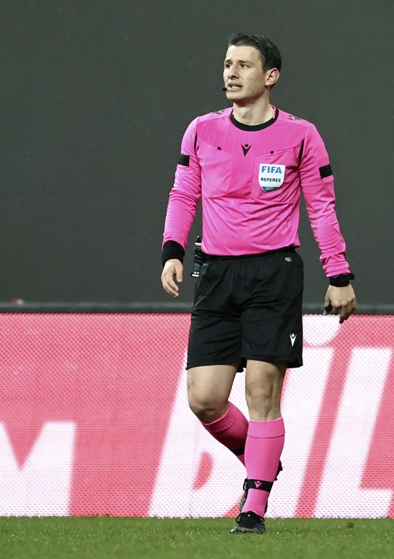 <p>Süper Lig'in 31. haftasında Beşiktaş ile Fenerbahçe arasında oynanan derbinin ilk yarısı 0-0 eşitlikle sona erdi. İlk yarıda iki takım da karşılıklı pozisyonlardan sonuç alamadı.</p>