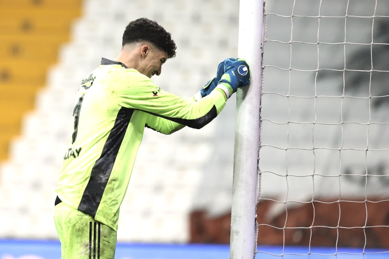 <p>Vida'nın golüne engel olamamasına rağmen Beşiktaş hücumcularının yüzde yüzlük pozisyonlarında kalesini gole kapatan yıldız eldiven, Fenerbahçe taraftarını da mest etti. Altay için sosyal medyada binlerce övgü dolu tweet atıldı.<br></p>