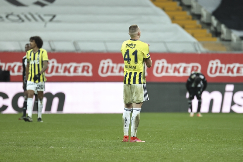 <p><b>ALTAY, ATIBA'YA DA İZİN VERMEDİ! </b></p><p>27. dakikada Ljajic'in ara pasıyla ceza sahası içinde topla buluşan Hutchinson'un yerden şutunda, meşin yuvarlak kaleci Altay'da kaldı.</p>