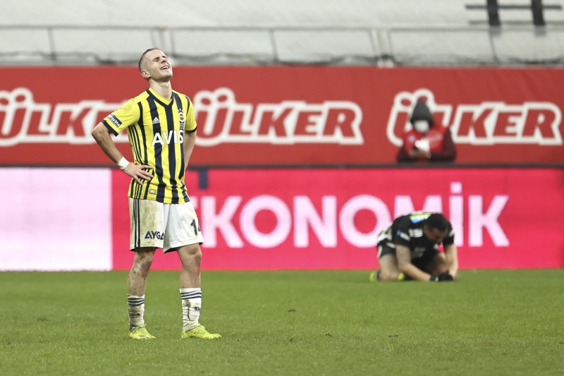 <p><b>ALTAY BAYINDIR'DAN ŞOK TEPKİ </b></p><p>Maçın ikinci yarısında Aboubakar ile Beşiktaş gole çok yaklaştı, Altay mükemmel kurtardı. Savunmaya kızan Altay, direği tekmeledi. Altay bu pozisyonun ardından sinirlendi.</p>