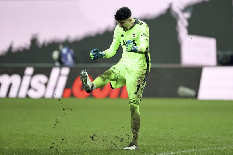 <p><b>ALTAY, ABOUBAKA'A YİNE İZİN VERMEDİ </b></p><p>Beşiktaş 2. gole çok yaklaştı! Aboubakar, Tisserand'a harika bir çalım attı. Karşı karşıya pozisyonda Altay kurtardı!</p>