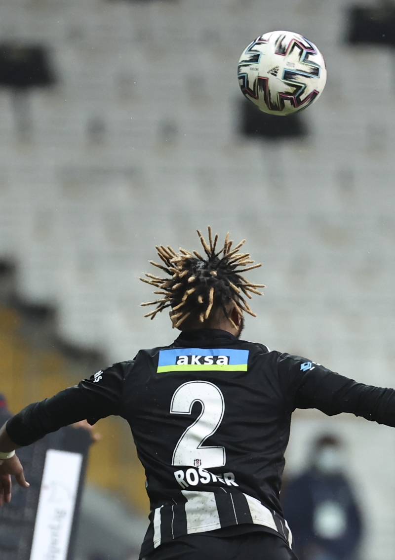 <p>15. dakikada Valencia'nın savunma arkası pasına hareketlenen Osayi-Samuel, ceza sahası içinde topu göğsüyle önüne aldı. Samuel kaleciyle karşı karşıya pozisyonda topa dokunamadı ve Ersin meşin yuvarlağı uzaklaştırdı.</p>