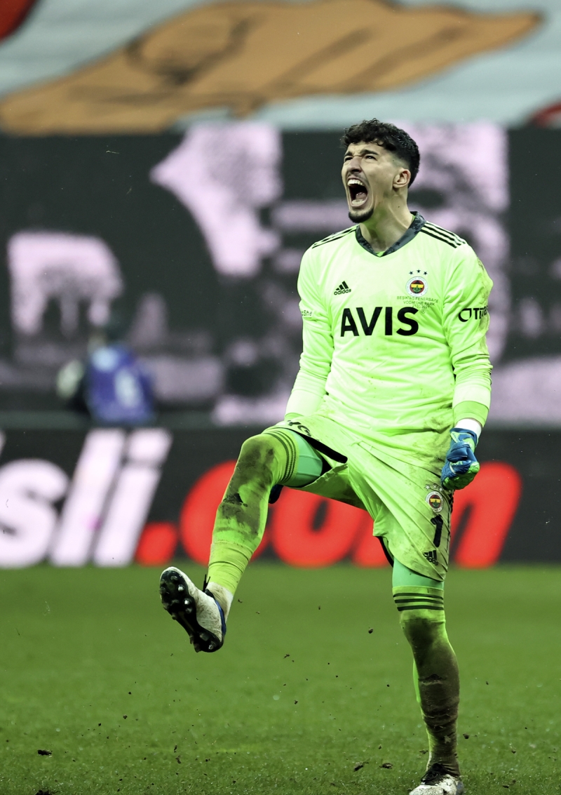 <p>Beşiktaş derbisinde Fenerbahçe'yi ayakta tutan ve yaptığı 6 kurtarışla maça damga vuran Altay Bayındır, 90 dakikanın sona ermesinin ardından gözyaşlarına hakim olamadı.</p>