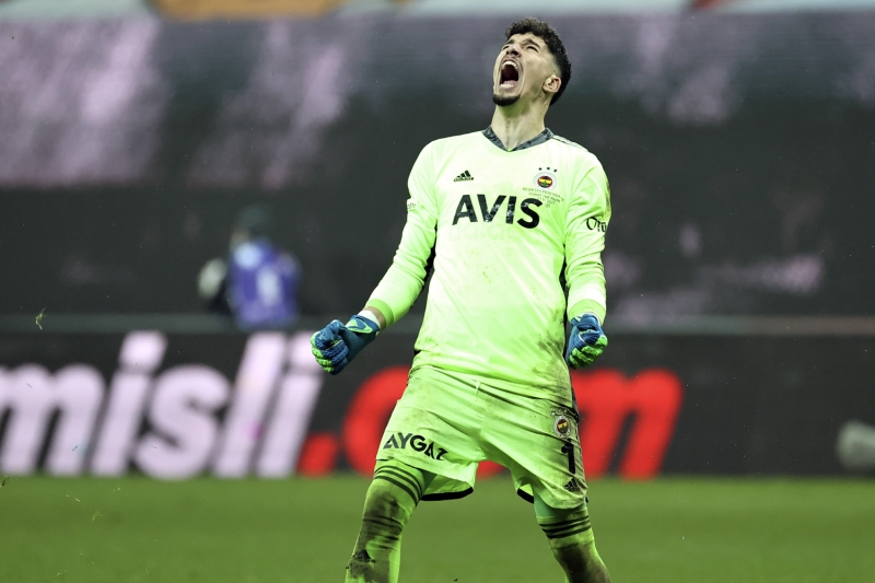 <p>Altay Bayındır'ı maç sonu Volkan Demirel kucakladı...</p>