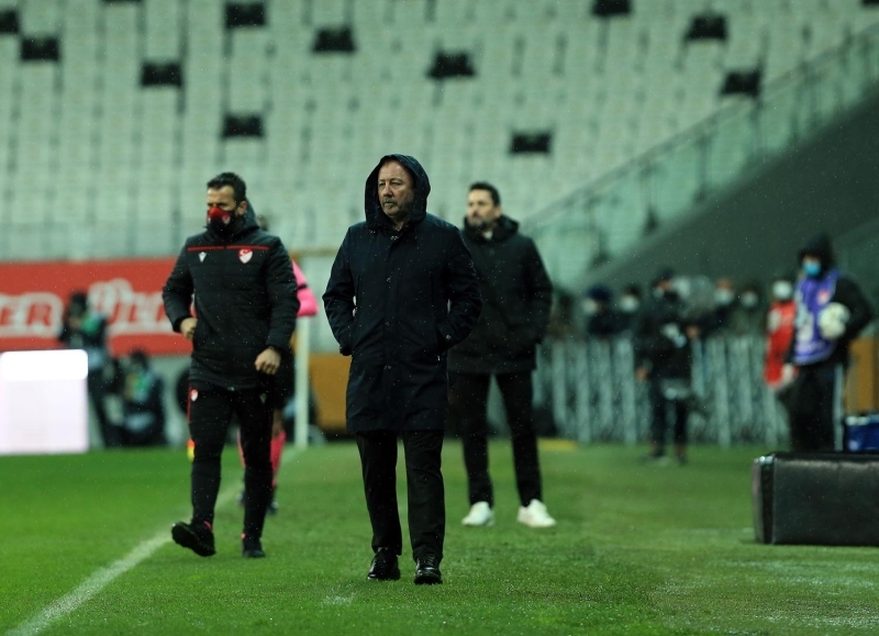 <p>'Kendisini görmek istemiyoruz bir daha Beşiktaş maçında. Yanlış anlamayın. Böyle enteresan yöneten hakem istemiyoruz. Ortada, gördüğünü çalan hakem arkadaşlar verilirse memnun olurum.' </p>