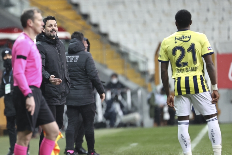 <p>Vodafone Park'ta oynanan ve 1-1 tamamlanan derbi sonrası lider Beşiktaş'ın 5, ikinci Galatasaray'ın 2 puan gerisinde yer alan sarı lacivertlilerde yeni teknik direktör iddiaları da ortaya atılmaya devam ediyor.</p>