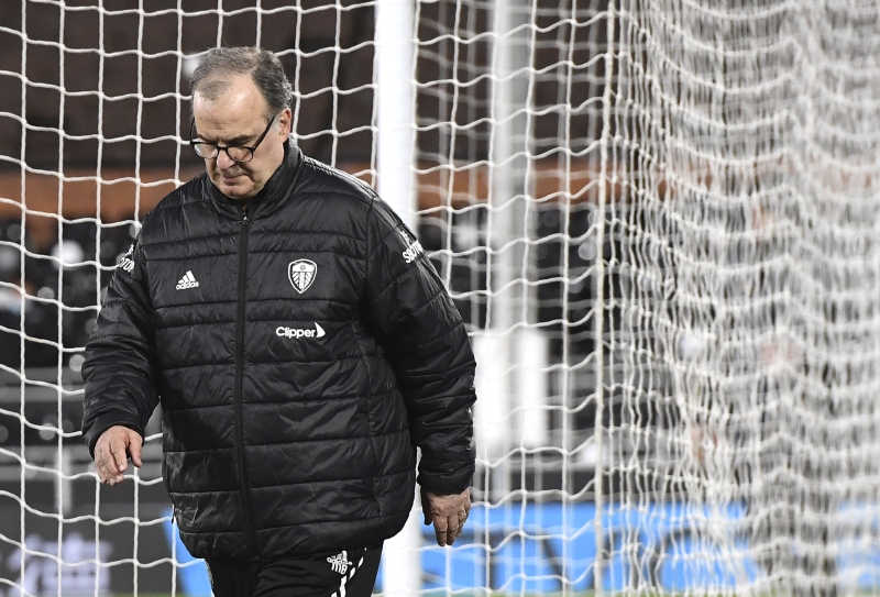 <p><b>TARAFTARLAR KAMPANYA BAŞLATTI</b></p><p><br></p><p>Erol Bulut'un oynattığı futbol ve genel performansından memnun olmayan sarı lacivertli taraftarlar sosyal medyada Marcelo Bielsa için kampanya başlattı.</p>