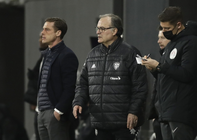 <p>#BielsaFenere başlığı Trend Topic listesinde en başta yer alırken Fenerbahçeli taraftarlar gelecek sezon Marcelo Bielsa'yı takımlarının başında görmek istediklerini belirten tweetler attı.</p>