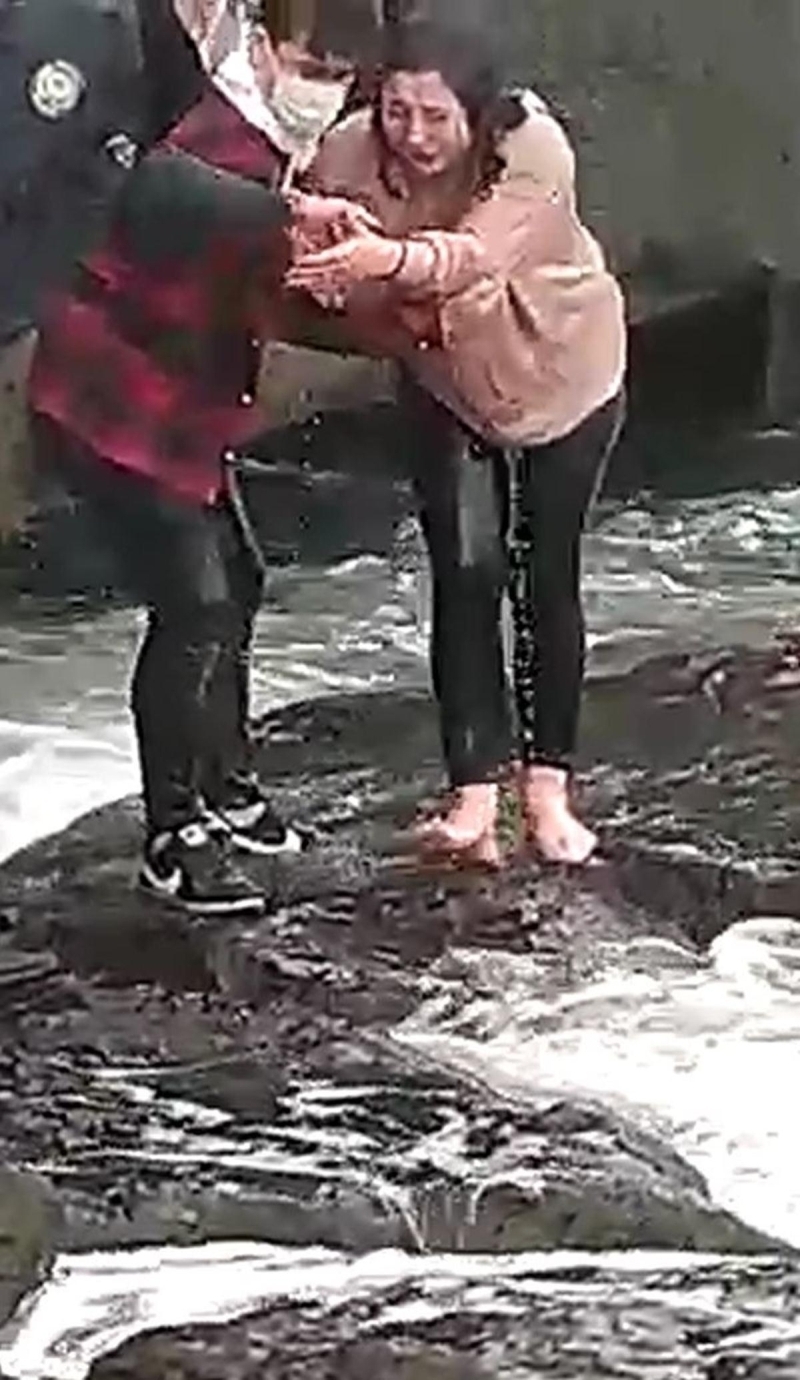 <p>Di�er bek�iler ise sa�l�k ekiplerine bildirdi. Kula�, suda ��rp�nan S.�.'yi k�y�ya ��kard�.</p>