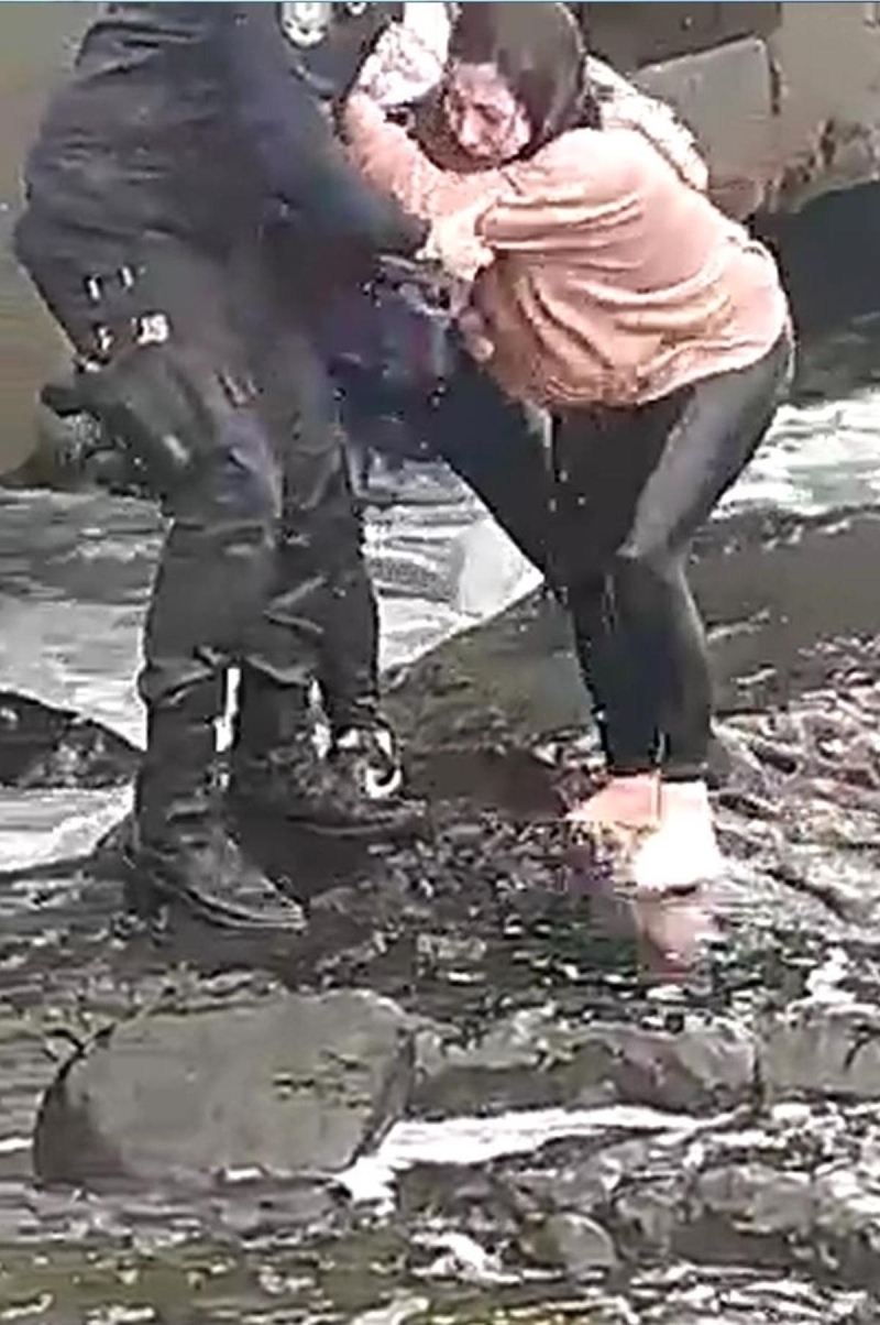 <p>Gelen sa�l�k ekiplerince ilk m�dahalesi yap�lan S.�., hastaneye kald�r�ld�.</p>