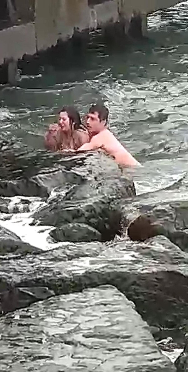 <p>�evrede devriye g�revi yapan bek�ilerden Hasan Kula�, durumu fark edip �zerindeki �niformay� ��kararak suya atlad�. </p>