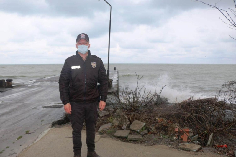 <p>�skeleden denize d��en S.�.'yi bo�ulmak �zereyken, suya atlayarak kurtaran bek�i Hasan Kula�, o anlar� anlatt�.</p>