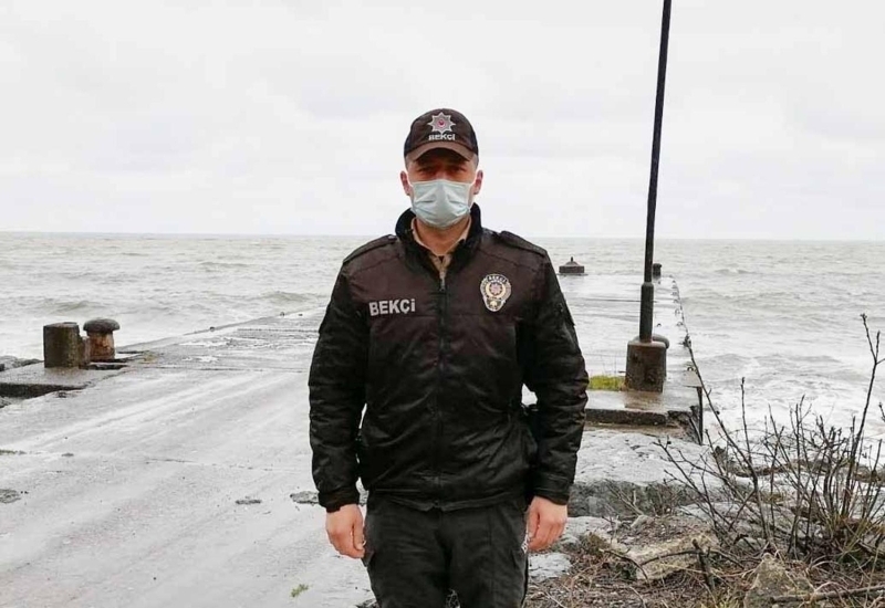 <p>Dev dalgalara ald�r�� etmeden suya atlay�p, S.�.'yi kurtaran bek�i Hasan Kula�'a, �evredekiler te�ekk�r etti.</p>