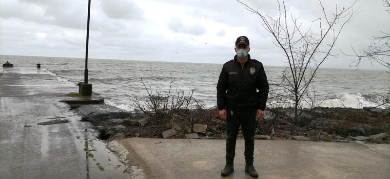 <p>�ok mutlu oldu�unu s�yleyen Kula�, 'D��en k�z karde�imizin y�zme bilmedi�ini, bunun i�in de korku ve panik i�inde oldu�unu g�rd�m. �zerimi ��kar�p hemen suya atlad�m. Suda ona sakin olmas�n� ve onu b�rakmayaca��m� s�yledim.</p>