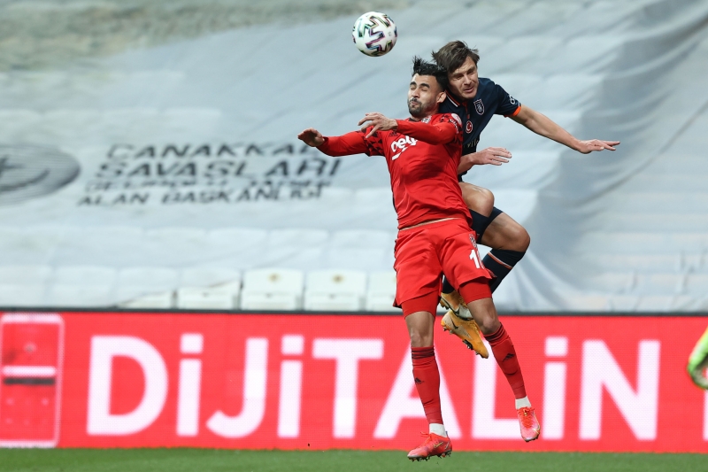 <p>Teknik direktr Sergen Yaln'n takmda kalmas ynnde rapor verdii Cezayirli futbolcu da stanbul'da ok mutlu.</p>