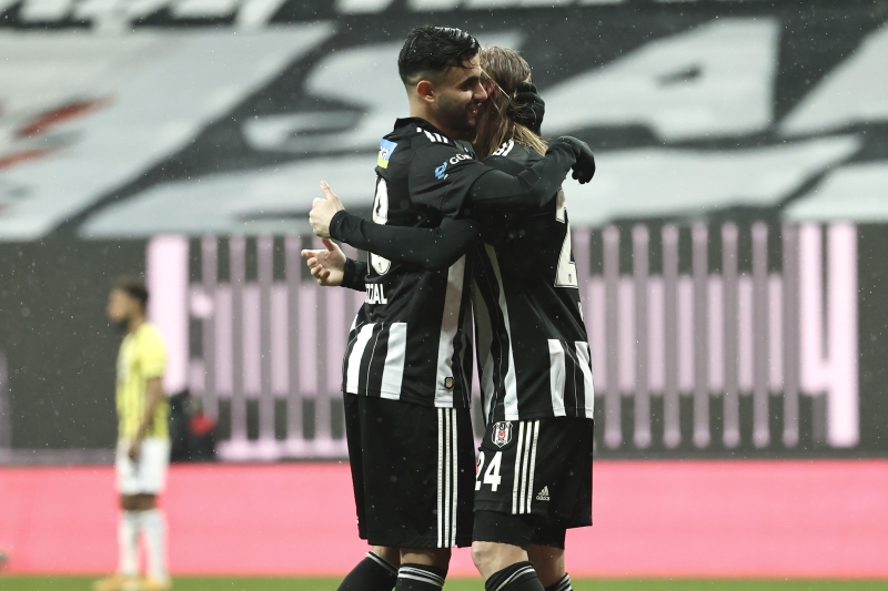 <p><b>14 MLYONA ALDILAR AMA...</b><br></p><p><br></p><p>Sergen Yaln'n 'Mutlaka bizimle kalsn' dedii Ghezzal iin Bakan Ahmet Nur ebi ve kurmaylar, tm artlar zorlayacak. </p>