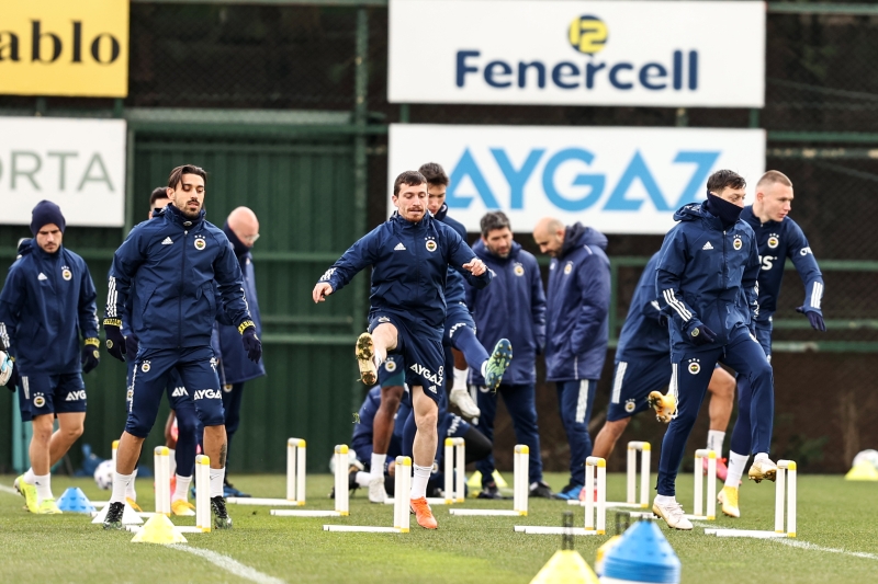 <p>Mesut zil, rfan Can Kahveci ve Fenerbahe Kulb ise hala Erol Bulut'u takip etmeye devam ediyor.</p>