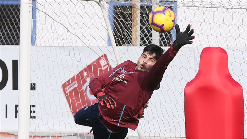 <p>Uğurcan'ın artan performansı nedeniyle Trabzonspor yönetiminin 25-30 milyon euro civarında bir bonservis bedeli ve sonraki satışından da pay talep ettiği, gelen tekliflerin de buna göre dikkate alınacağı ifade edildi.</p>