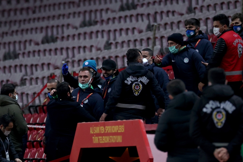 <p>Terim'in neden ceza aldığı ve ne sözler söylediği, karşılaşmanın temsilci raporlarında ortaya çıktı.Sarı-kırmızılıların patronu, 90+8. dakikada tribünlerle arasında bir gerilim yaşandı.</p>