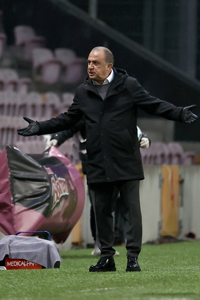 <p>Karşılaşmanın bitimi sonrasında soyunma odası körüğünün yanına gelen<b> Terim</b>'in, tribüne dönerek, <b>'Senin a...a k.....m ş.....z herif'</b> dediği, yardımcısı <b>Ümit Daval</b>a'nın da, <b>'Aşağı gel a...a k..........n'</b> diyerek hakaret ettikleri ifade edildi.</p>