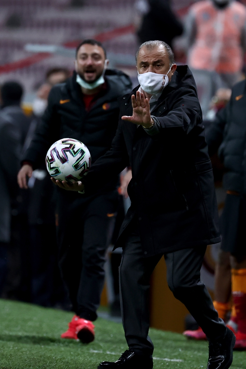 <p>Bunun üzerine de, <b>'Ne olacak! Ben dedim'</b> şeklinde bir yanıtla karşılaştığı ve böylece ortamın gerildiği dile getirildi.</p>