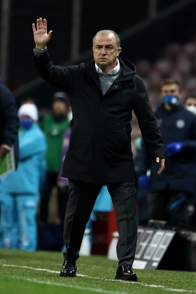 <p>PFDK da bu raporları dikkate alarak iki teknik adamı önce üç maçla cezalandırdı, ardından da Terim ve Davala'ya<b> 'Haksız tahrik' indirimi </b>uyguladıkları ortaya çıktı.<br></p>