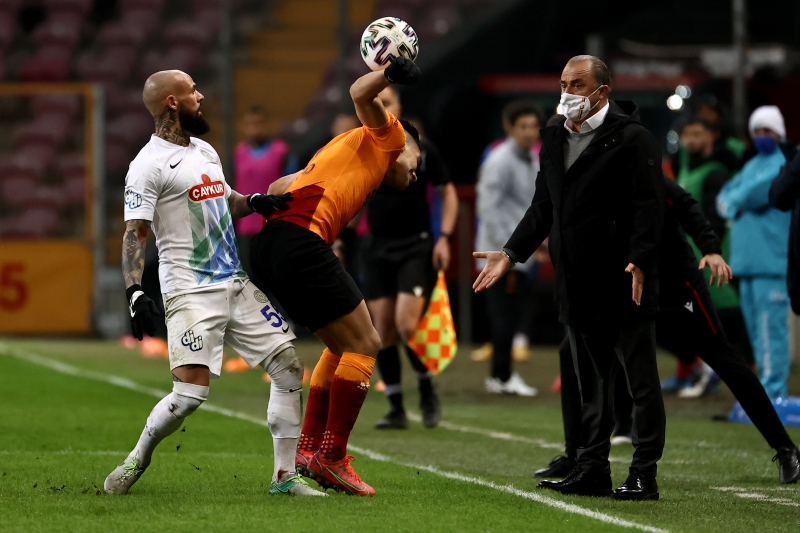 Maçın bitiminin ardından Bal ile Terim'in, antrenör Levent Şahin'in girişimiyle bir araya geldikleri ve yaşanan olayların tatlıya bağlandığı dile getirildi.<p><br></p><p>Milliyet</p>