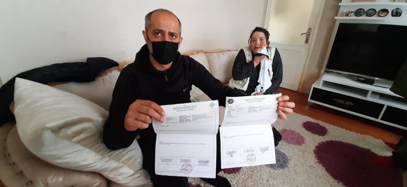 <p>Hastaya yap�lacak i�lemlerin anlat�l�p onay al�nd���n� belirten Ahmet K. ise, 'Hasta yakla��k 6-7 ayd�r a�r�lar� oldu�u �ikayetiyle geldi. Muayene edildi. Kendisine yap�lacak i�lem anlat�ld�. Onay al�nd�. Daha sonra al�nan onay do�rultusunda sinir kesildi. �l Sa�l�k M�d�rl��� incelemeleri de bizim lehimize ��kt�' dedi.   </p>