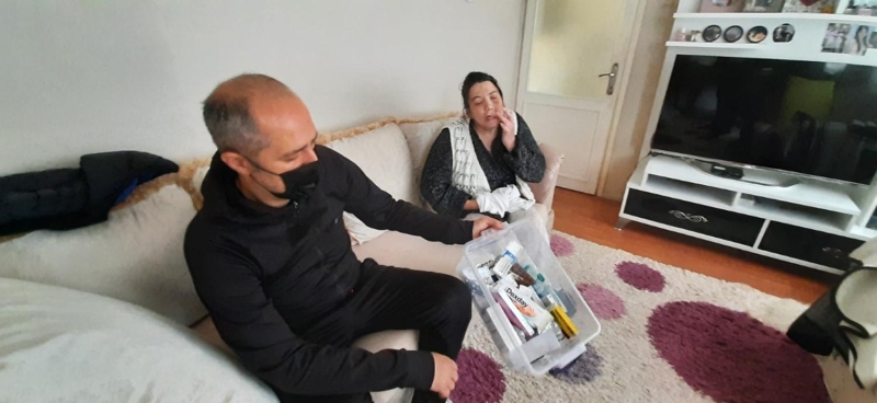 <p>Y�z�n�n s�rekli yand���n� s�yleyen, a�r�lar� nedeniyle a�layarak konu�an Yeliz Demirli, 'Y�z�m� hissedemiyorum, koku al�rken zorlan�yorum, kolonya gibi a��r kokular yak�yor. Y�z�m yan�yor s�rekli, g�z�m�n i�ine kadar a�r�yor' dedi.</p>